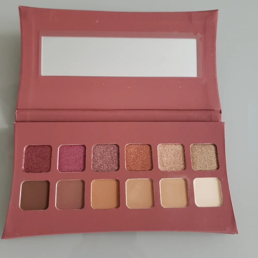 Illamasqua eyeshadow palette - Picture 1 of 4